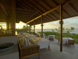 aussenbereich restaurant mit terrasse und pflanzen darum im luxuriösen modernen designer hotel und resort auf den turks- und caicosinseln in der karibik direkt am meer
